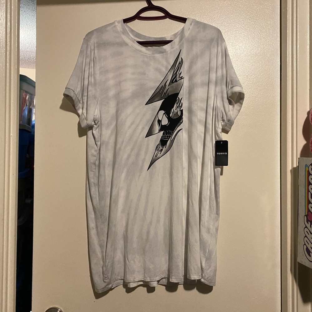 BNWT TORRID SOFT SKULL BOLT TIE-DYE SLEEP SHIRT